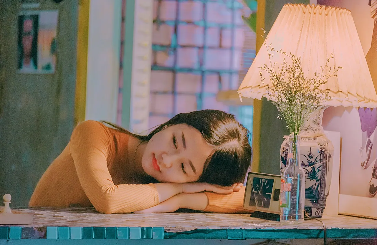 혼자 걱정스러운 표정의 아이