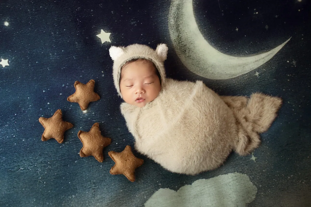 밤에 방에서 폰을 보는 아이